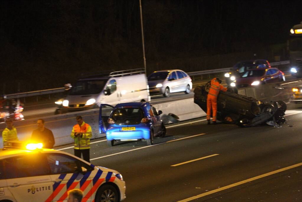 Auto over de kop na aanrijding