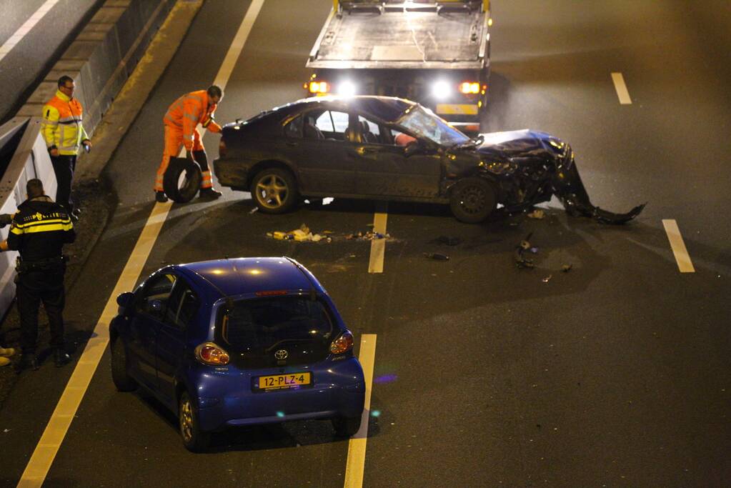 Auto over de kop na aanrijding