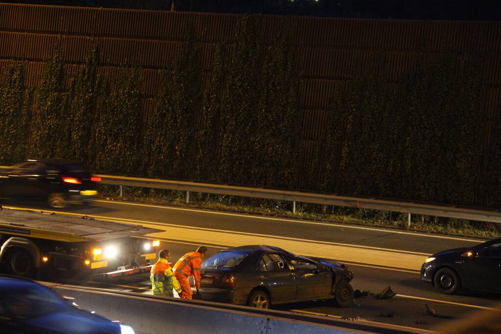 Auto over de kop na aanrijding