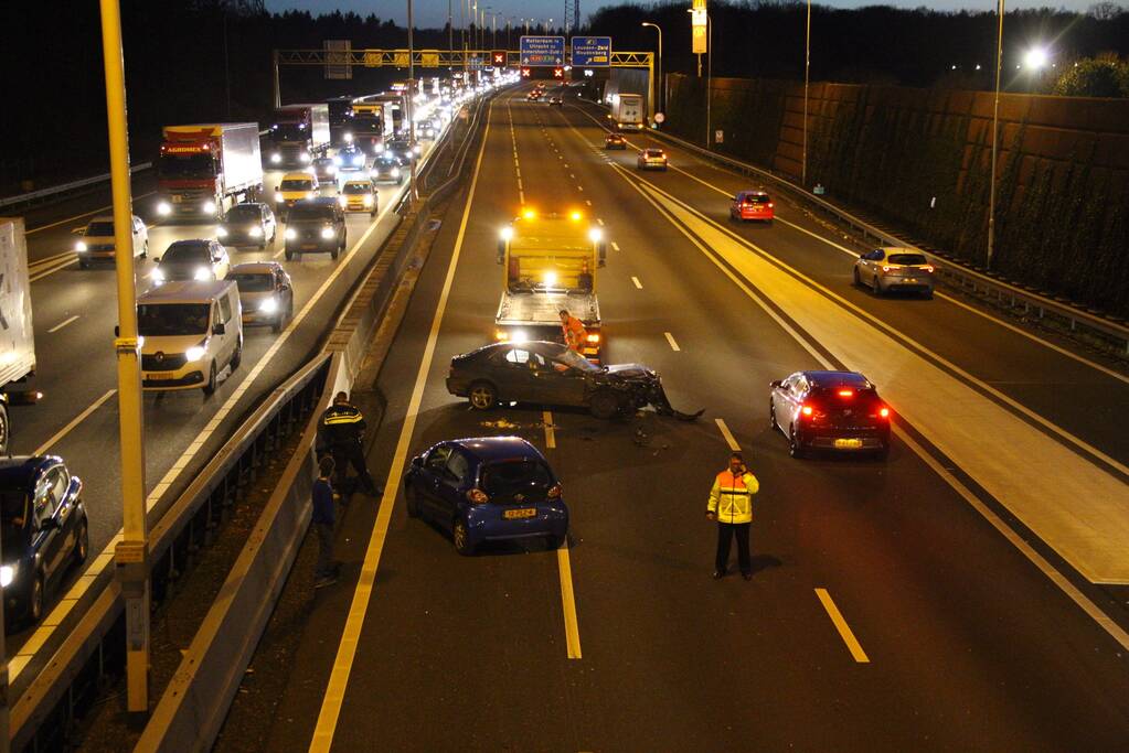 Auto over de kop na aanrijding
