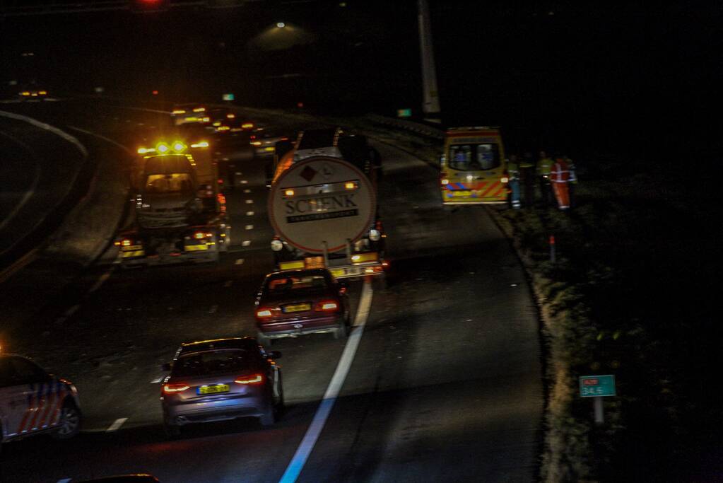 Auto in de vangrail na aanrijding