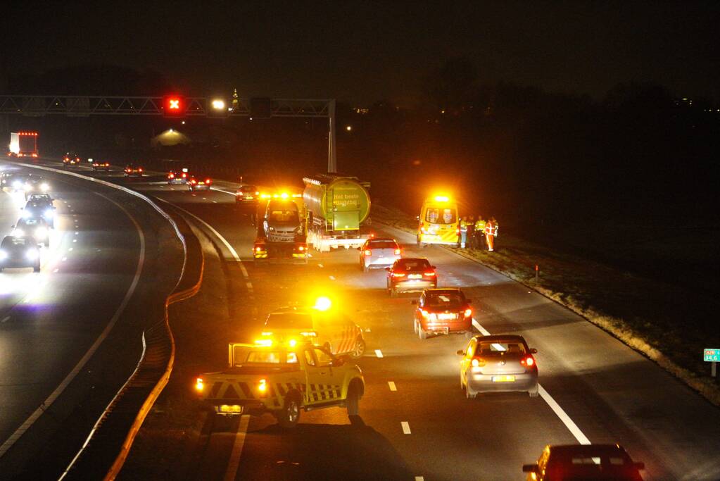 Auto in de vangrail na aanrijding