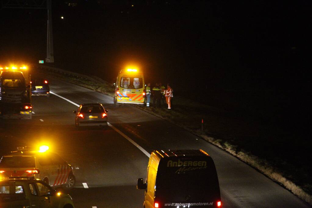 Auto in de vangrail na aanrijding