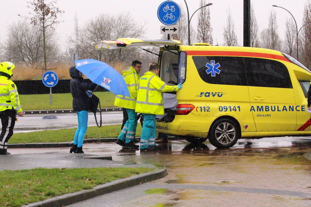 Automobilist botst met overstekende fietsster