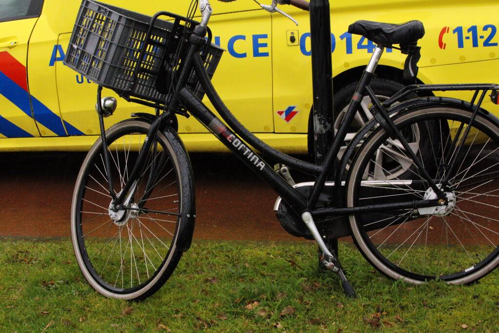Automobilist botst met overstekende fietsster