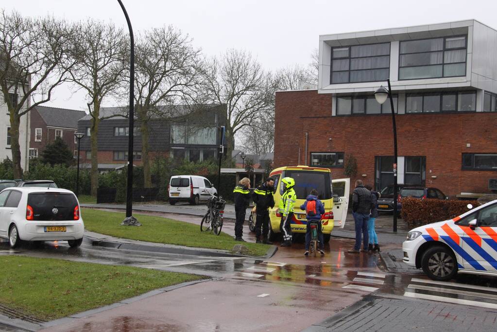 Automobilist botst met overstekende fietsster