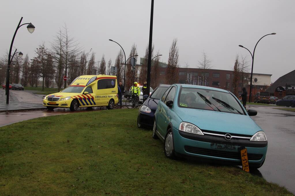 Automobilist botst met overstekende fietsster