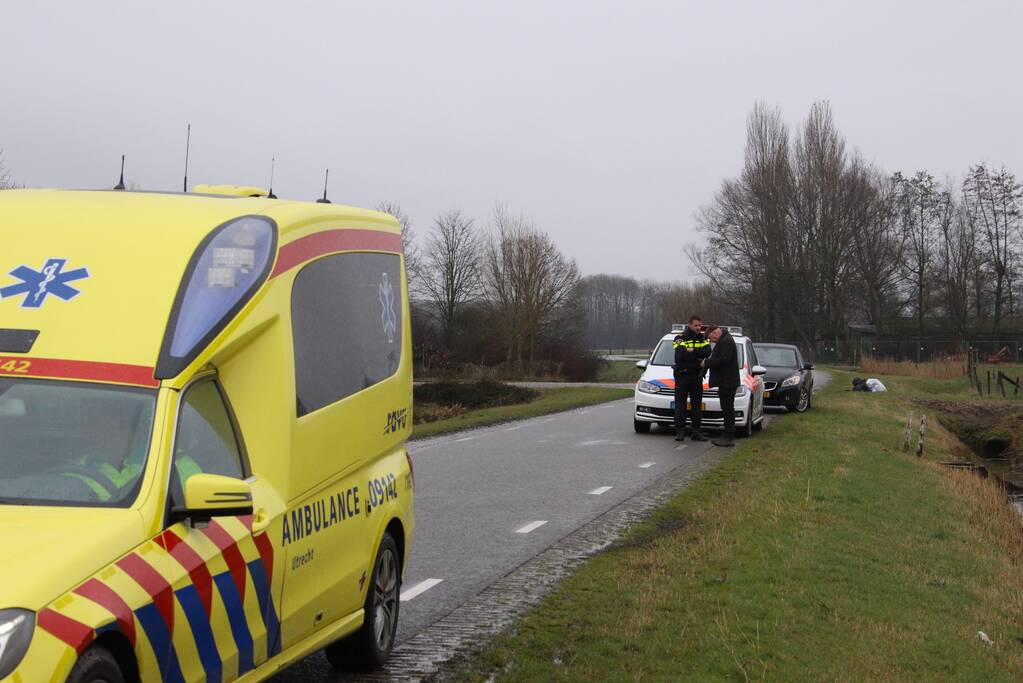 Automobilist rijdt snorscooter aan en slaat op de vlucht