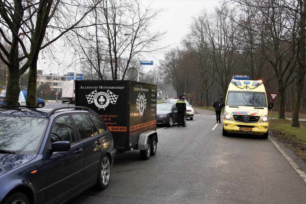 Harley-Davidson rijder gaat onderuit op rotonde