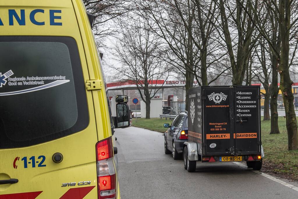 Harley-Davidson rijder gaat onderuit op rotonde