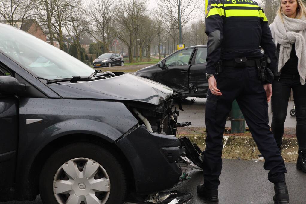 Flinke schade na botsing op kruising
