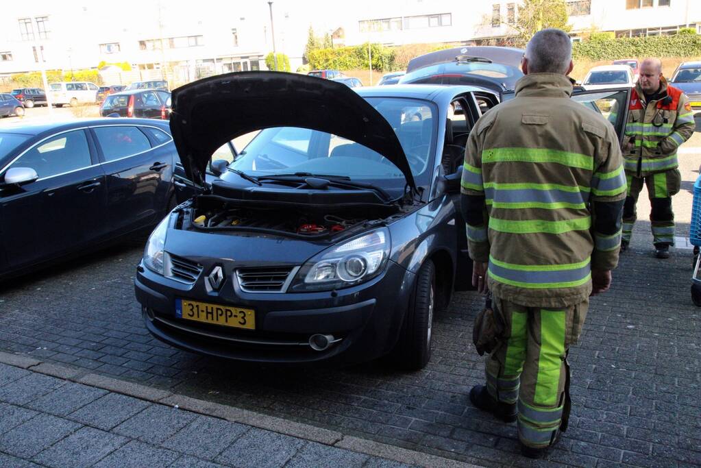 Brandlucht in geparkeerde auto
