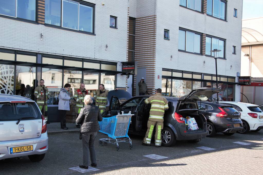 Brandlucht in geparkeerde auto