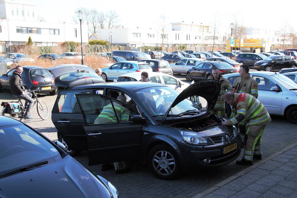 Brandlucht in geparkeerde auto