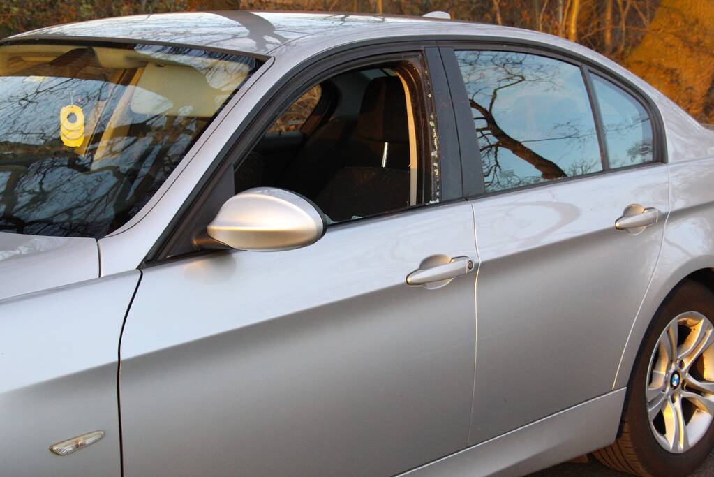 Auto beschadigd na aanrijding met ree