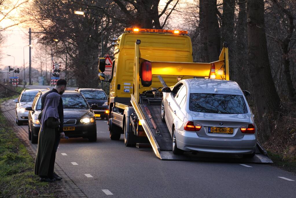 Auto beschadigd na aanrijding met ree