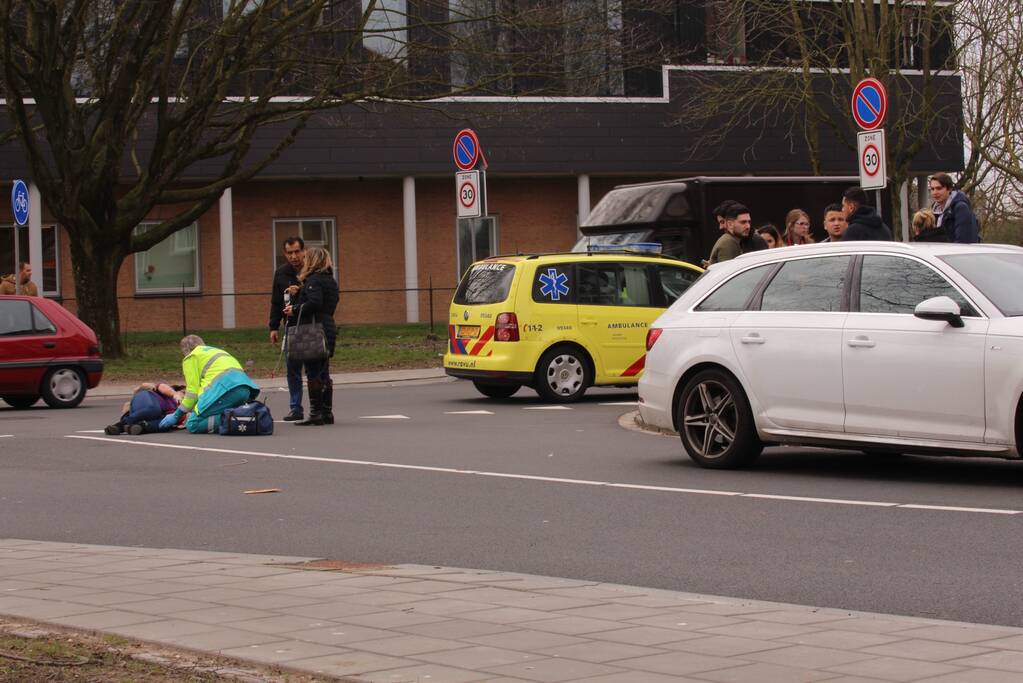 Overstekende fietser aangereden door auto