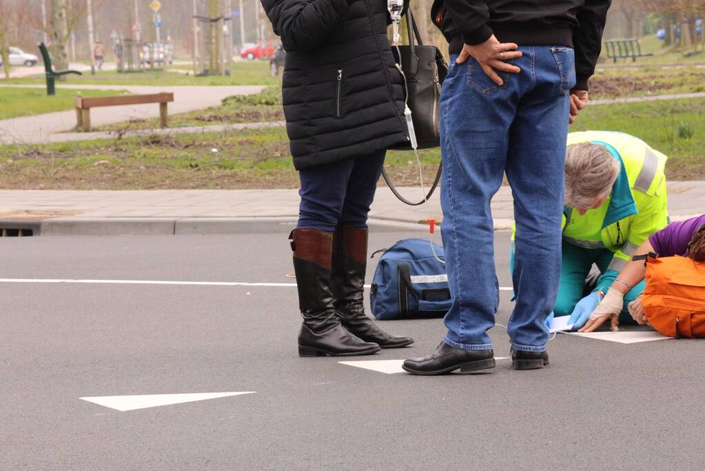 Overstekende fietser aangereden door auto