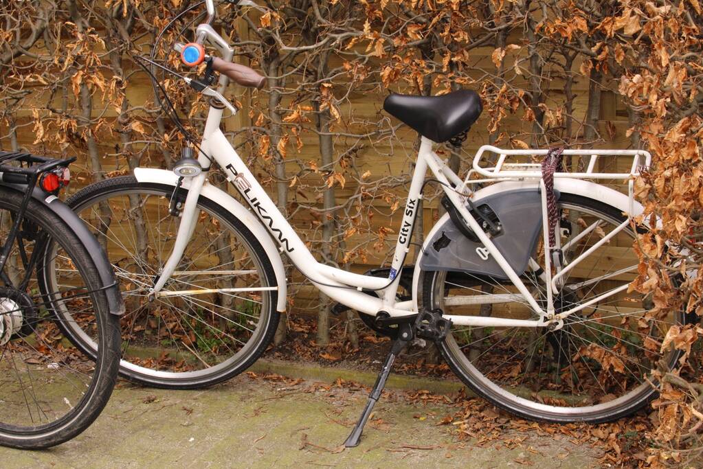 Overstekende fietser aangereden door auto