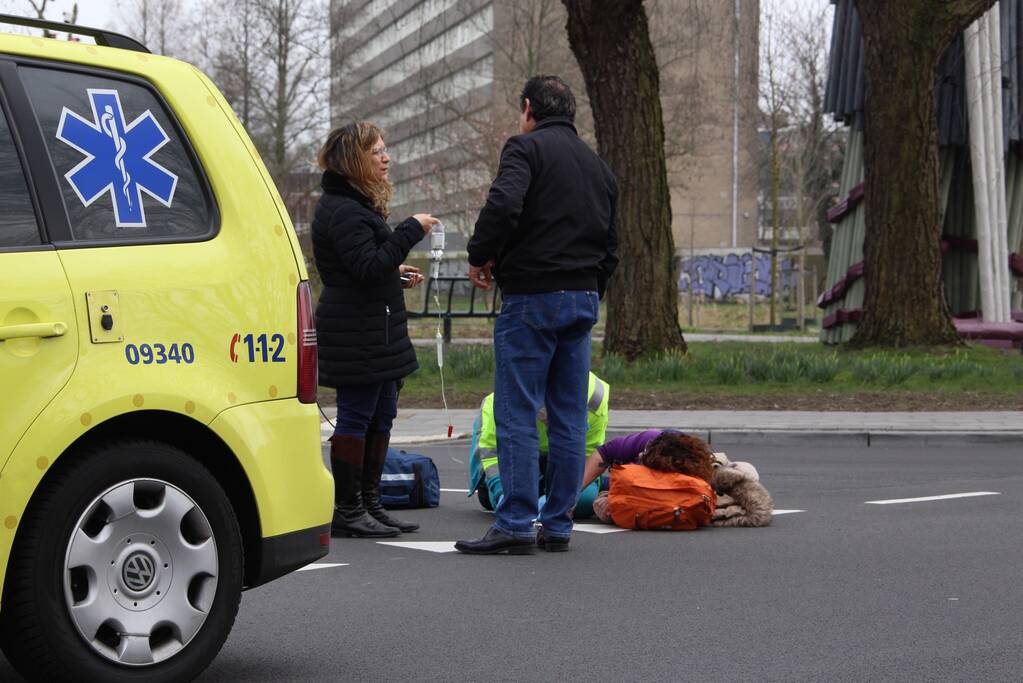Overstekende fietser aangereden door auto