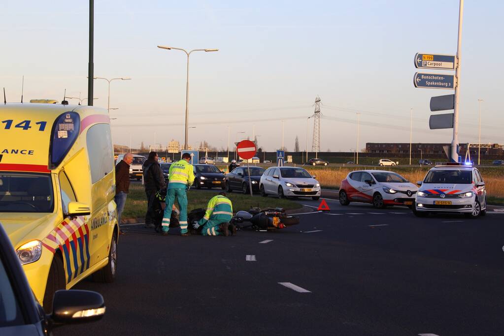 Motorrijder aangetikt op rotonde