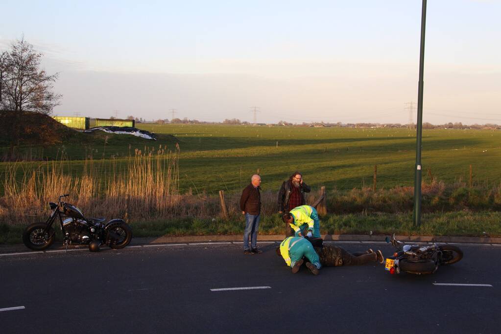 Motorrijder aangetikt op rotonde