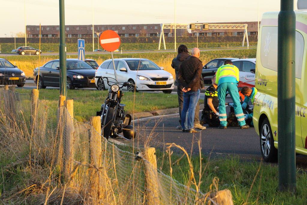 Motorrijder aangetikt op rotonde