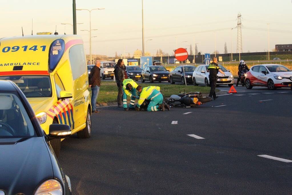 Motorrijder aangetikt op rotonde
