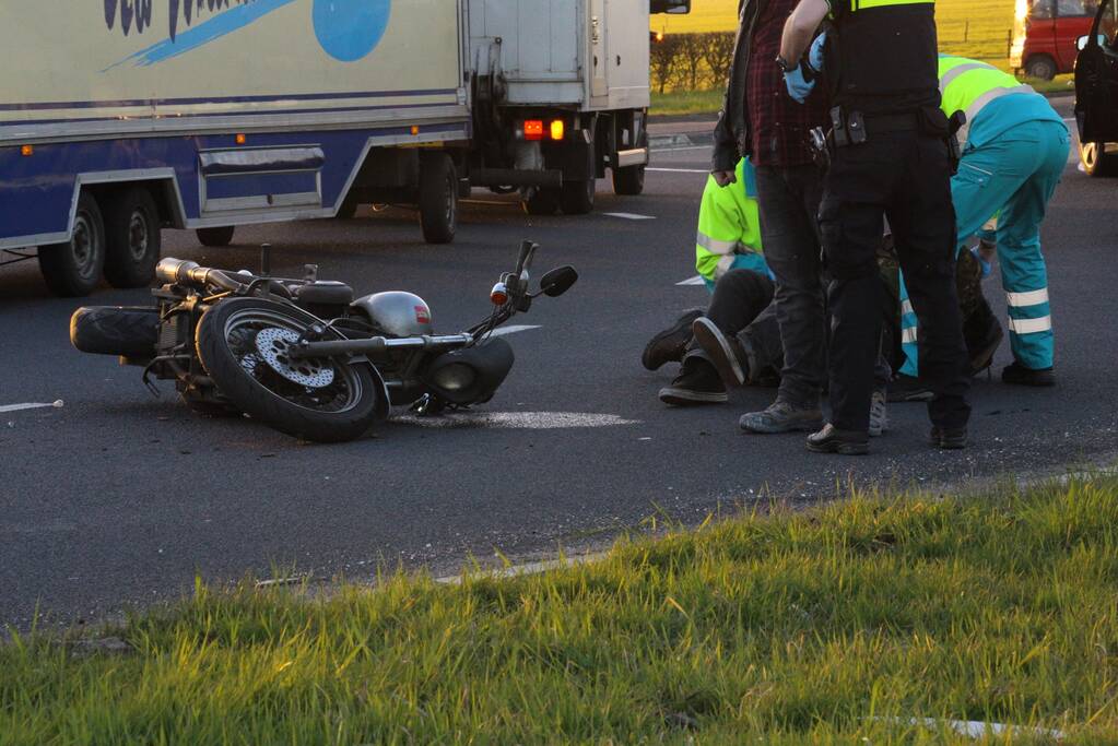 Motorrijder aangetikt op rotonde