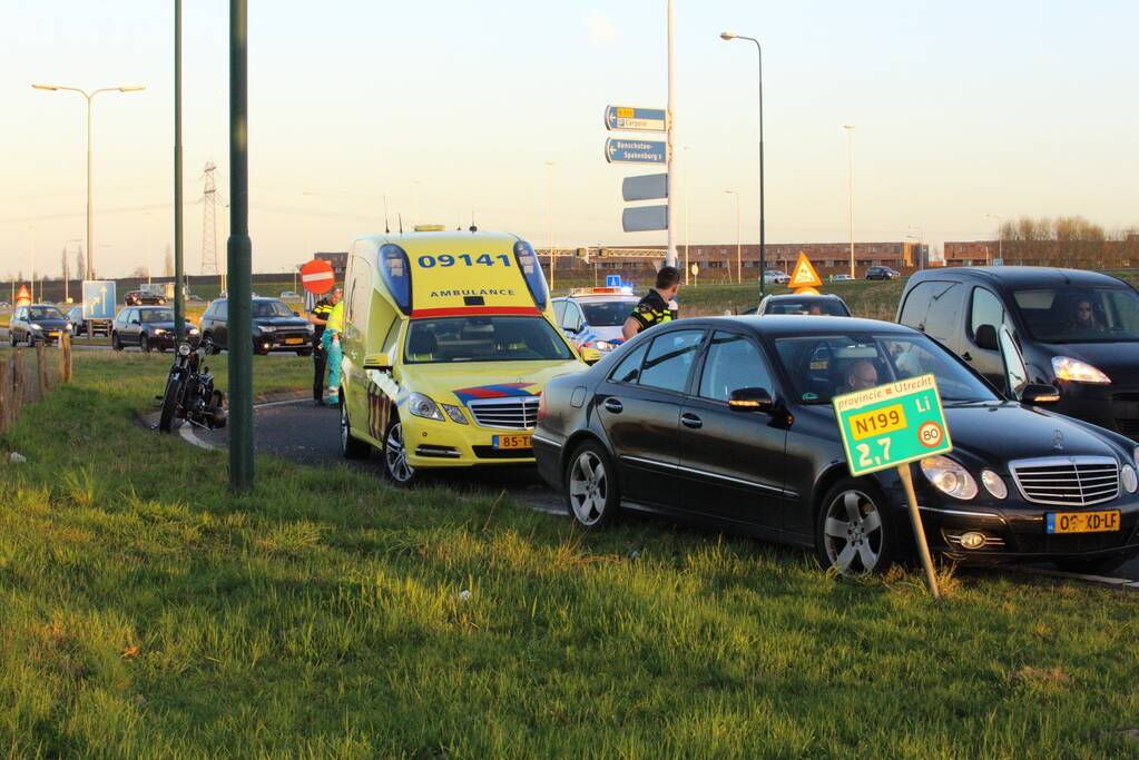 Motorrijder aangetikt op rotonde