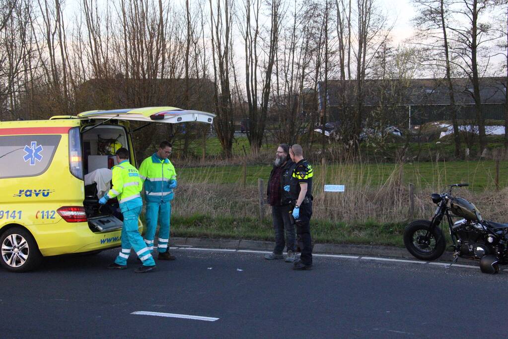 Motorrijder aangetikt op rotonde