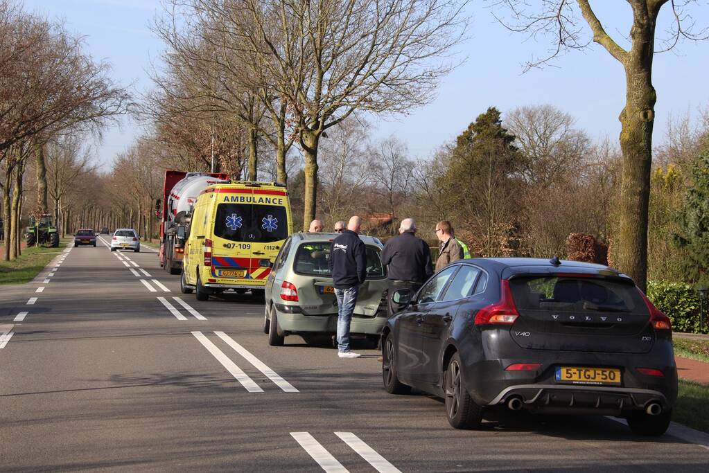 Drie auto's botsen op elkaar door afslaande vrachtwagen