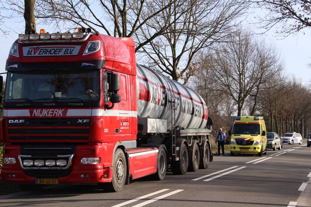 Drie auto's botsen op elkaar door afslaande vrachtwagen