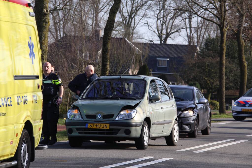 Drie auto's botsen op elkaar door afslaande vrachtwagen