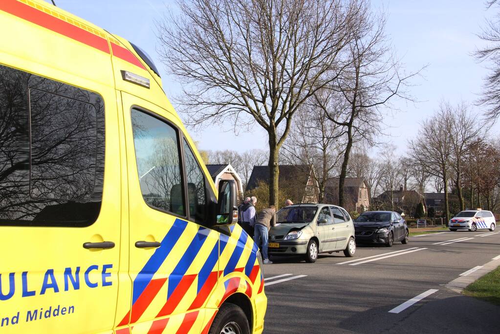 Drie auto's botsen op elkaar door afslaande vrachtwagen