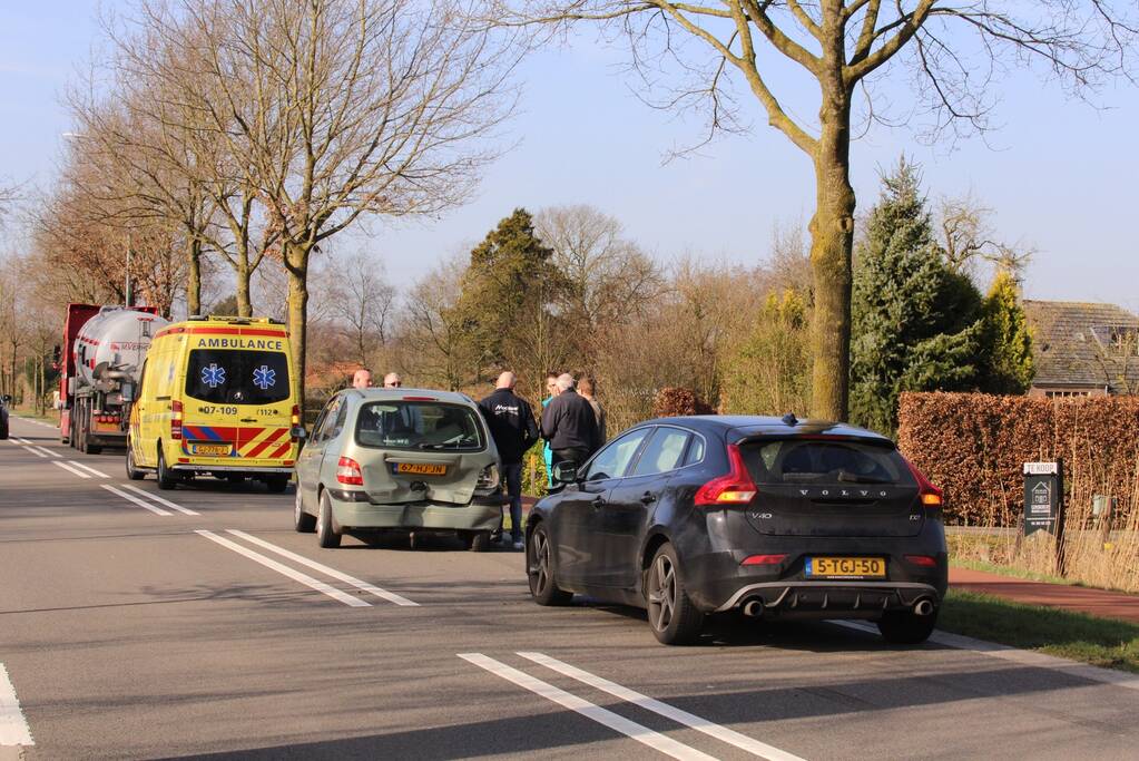 Drie auto's botsen op elkaar door afslaande vrachtwagen