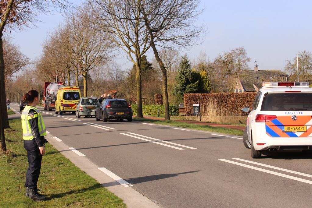 Drie auto's botsen op elkaar door afslaande vrachtwagen