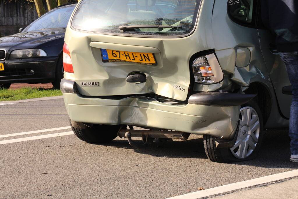 Drie auto's botsen op elkaar door afslaande vrachtwagen