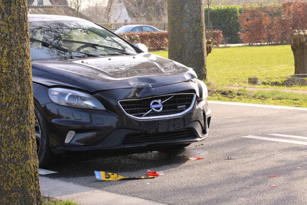 Drie auto's botsen op elkaar door afslaande vrachtwagen
