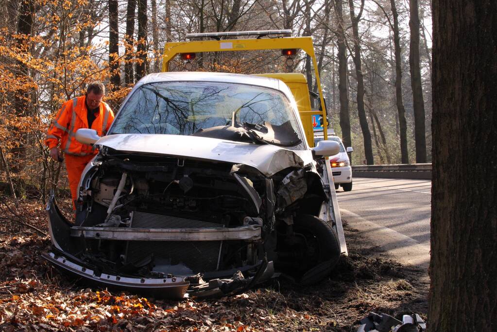 Auto tegen boom, bestuurder gewond