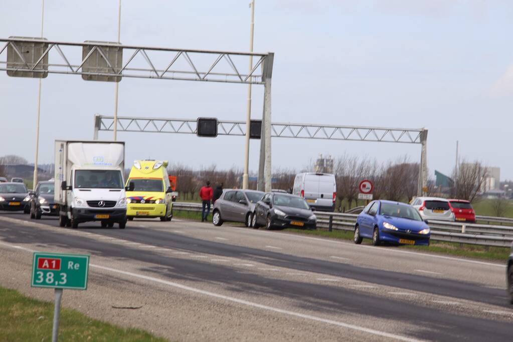 Auto duikt vangrail in