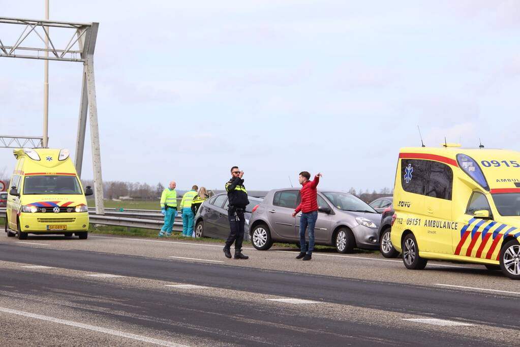 Auto duikt vangrail in