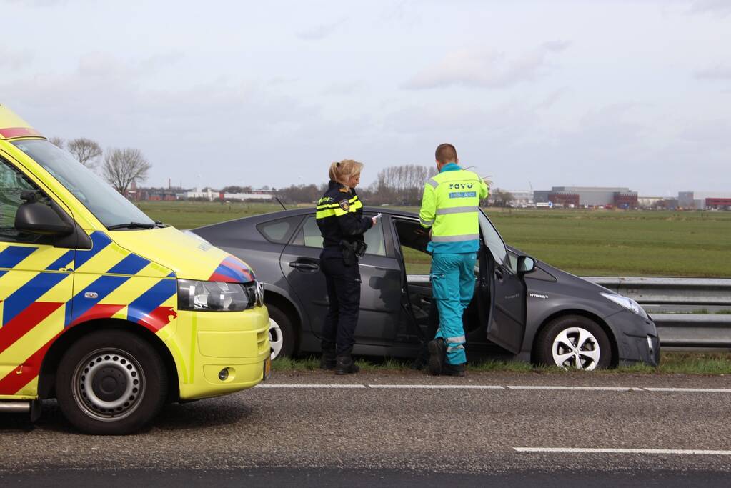 Auto duikt vangrail in