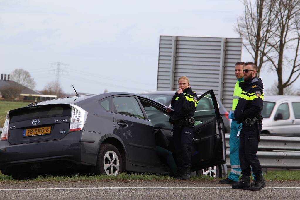 Auto duikt vangrail in