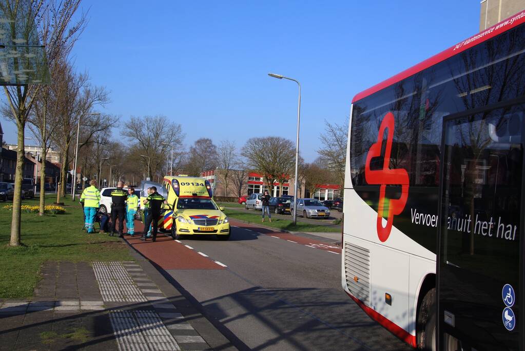 Fietser botst op stilstaande bus