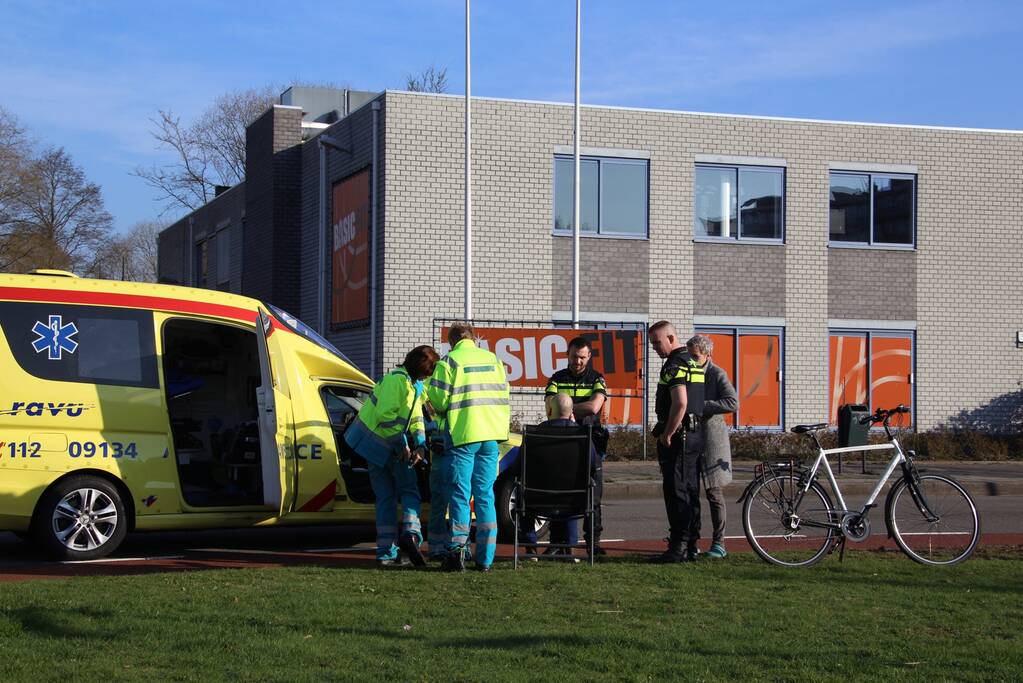 Fietser botst op stilstaande bus