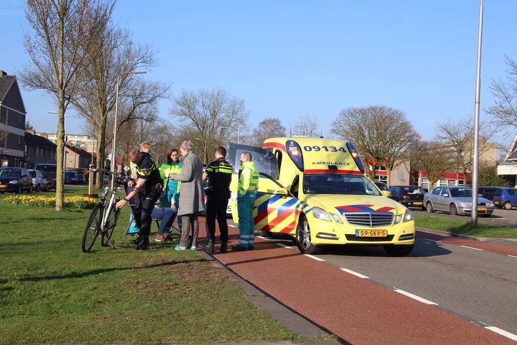 Fietser botst op stilstaande bus