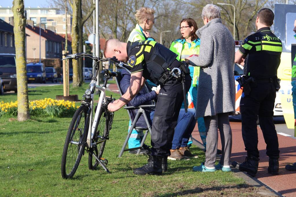 Fietser botst op stilstaande bus
