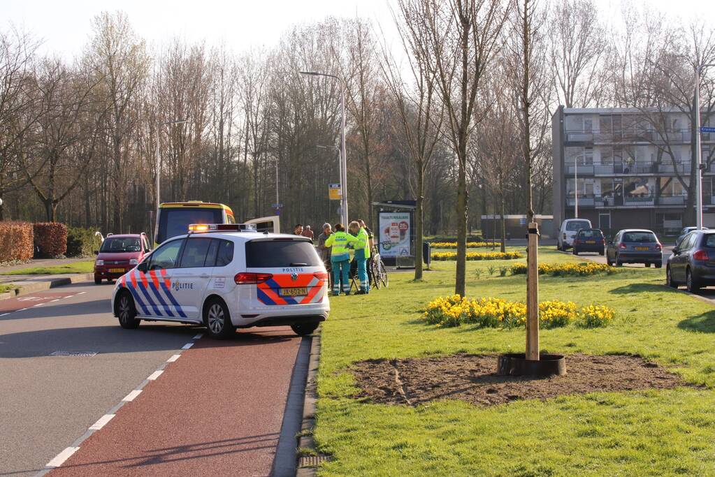 Fietser botst op stilstaande bus