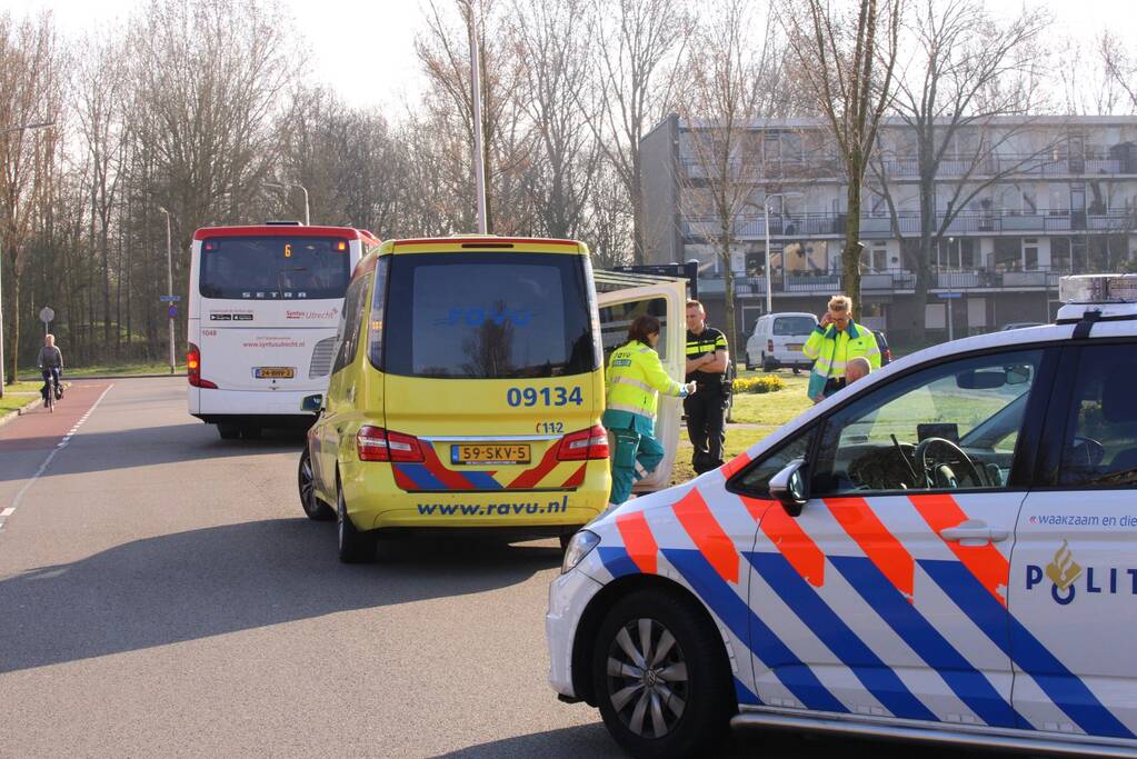 Fietser botst op stilstaande bus